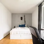 Oomph 3-bedroom Flat Warschau